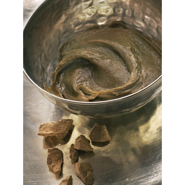 Savon noir corporel dans coupelle hammam Tadé