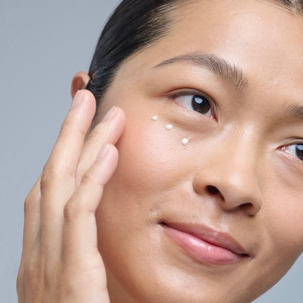 Application Contour des yeux défatigant lissant à l'huile de Pastel - Graine de Pastel