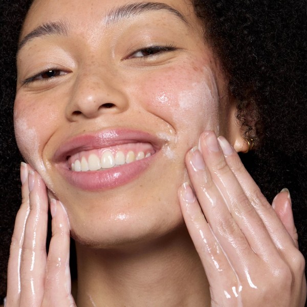 Application Huile lactée démaquillante Bio - Endro cosmétiques