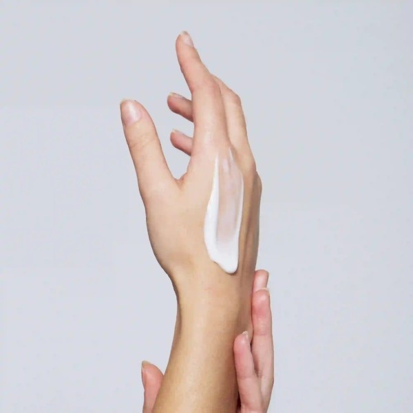 Application Crème Mains & Ongles BIO - Endro Cosmétiques