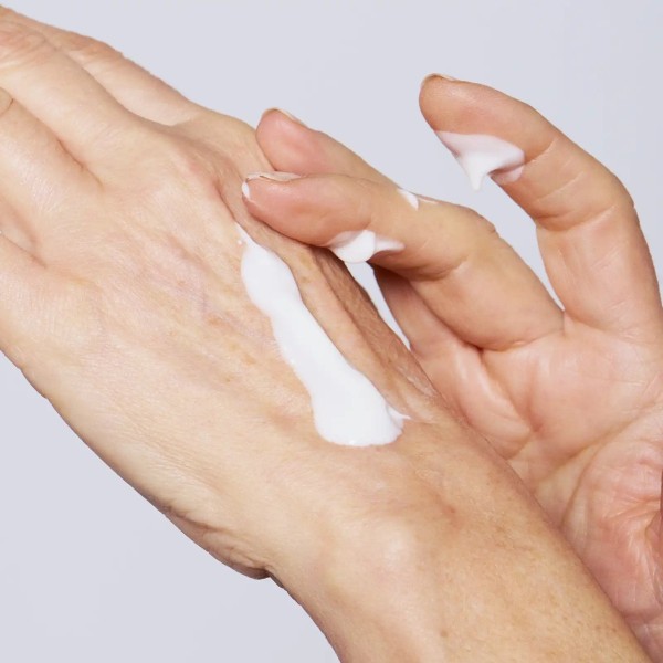 Application Crème Mains Nourrissante BIO - Endro Cosmétiques