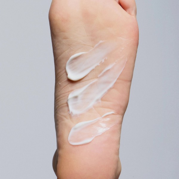 Application Crème Pieds Réparatrice BIO - Endro Cosmétiques