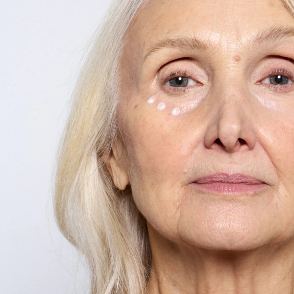 Application Soin contour Yeux et Lèvres BIO - Endro cosmétiques