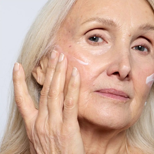 Application Crème de nuit anti-âge Collagène BIO - Endro Cosmétiques